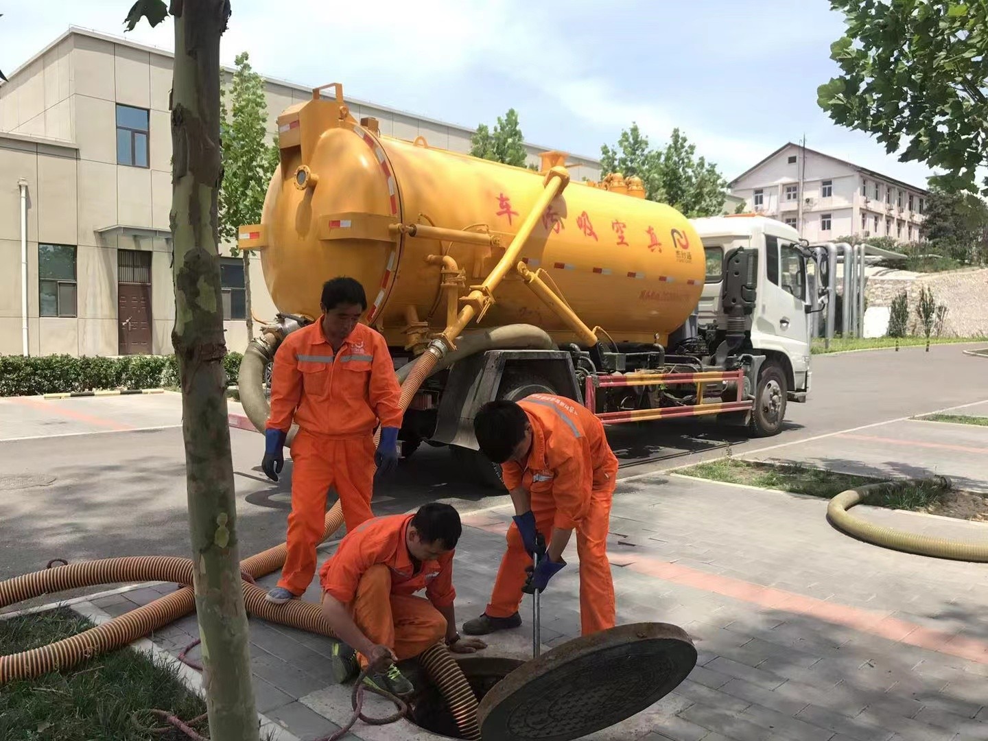 振安化粪池清理与5-8吨吸粪车施工效率分析